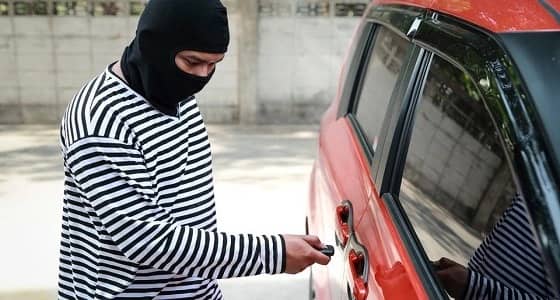 ضحايا يروون تفاصيل سرقة سياراتهم وهي في وضع التشغيل