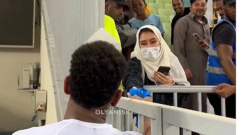 المشجعة التي أهداها البليهي قميصه: ريحته عود