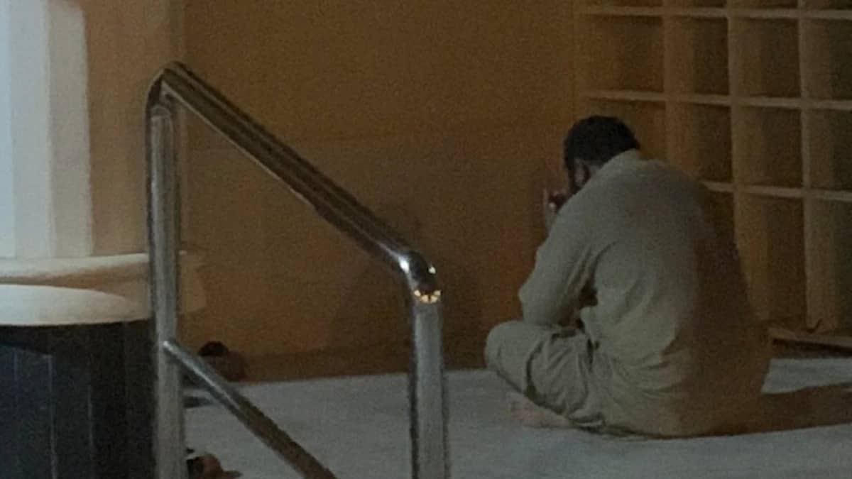 بالصورة.. عامل يبكي ويدعو أمام باب مسجد بالرياض بعد الإغلاق الاحترازي