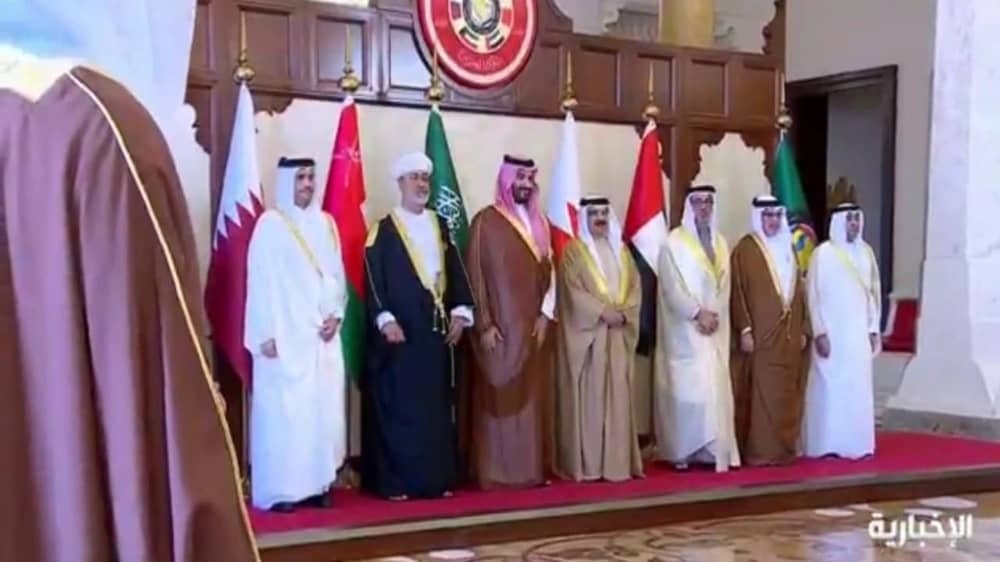 ولي العهد يتوسط قادة وممثلي دول الخليج في الصورة التذكارية للقمة الخليجية.. فيديو