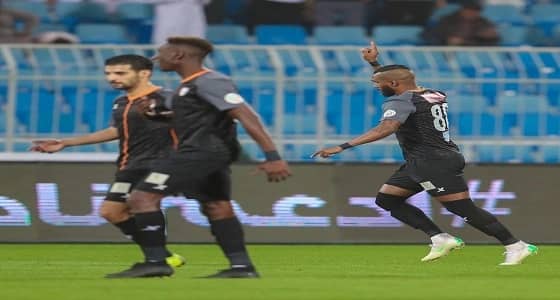  بالفيديو.. الشباب يهزم الوحدة بـ10 لاعبين