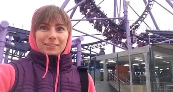 بالفيديو.. عاصفة تتسبب في تعلق 16 شخصا رأسا على عقب بلعبة ملاهي