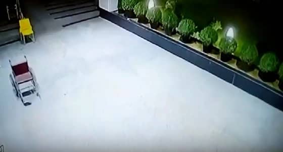 فيديو مرعب لشبح يخرج من مستشفى على مقعد متحرك !