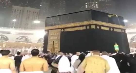 شاهد.. الكعبة المشرفة تغتسل بمياه الأمطار