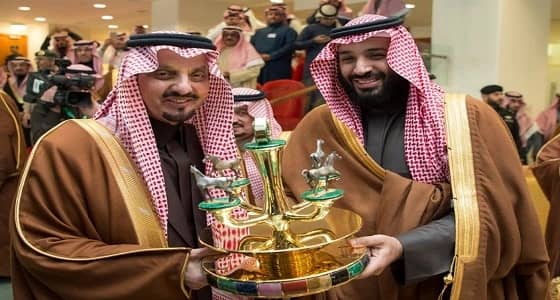 بالفيديو والصور.. ولي العهد يسلم كأسه للإنتاج للأمير فيصل بن خالد في سباق الخيل