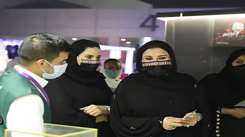 الأميرة البندري تفاجيء شاب صاحب معرض عبايات وتعلق: " أنت انفردت صح "