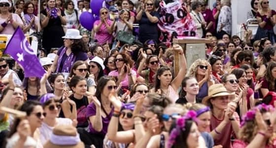 بالصور.. النساء في سويسرا يتظاهرن للمطالبة بالمساواة مع الرجل