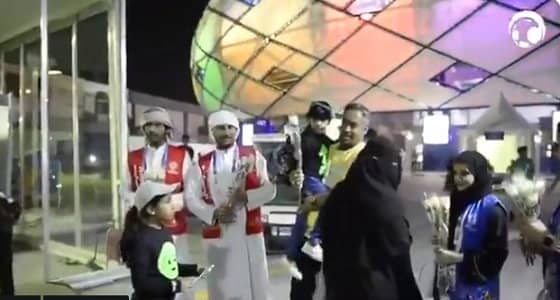 بالفيديو.. اللجنة المنظمة لـ كأس آسيا 2019 تستقبل جماهير الأخضر بالورود