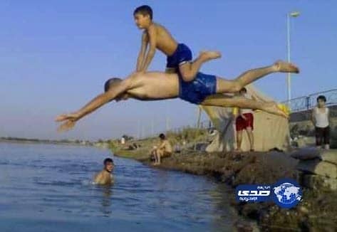  أب يعلم أبنة السباحه والرماية وركوب الخيل في نفس الوقت