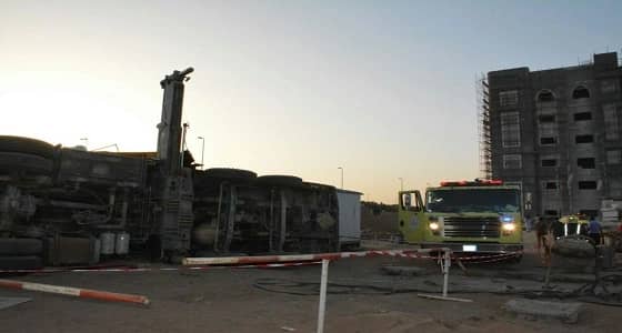 بالصور.. " مدني جدة " يباشر سقوط رافعة لبناية بجدة