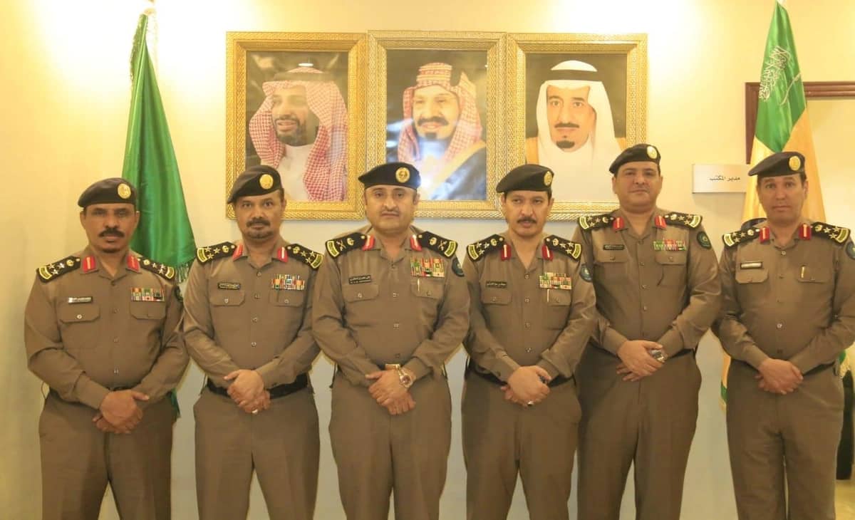 المنتشري .. يقلد عددا من ضباط المديرية رتبهم الجديدة