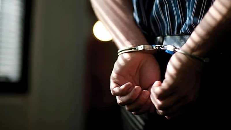 شاب يتخفى بعباءة ونقاب للقاء خطيبته في فندق