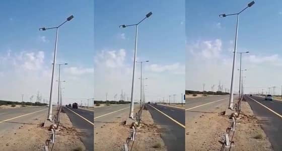 بالفيديو.. مواطن يناشد المسؤولين بمباشرة عمود مهدد بالسقوط على طريق جدة