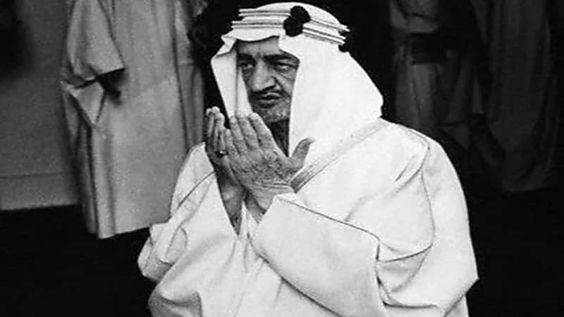 فيديو نادر للملك فيصل خلال زيارته للحرم المكي الشريف