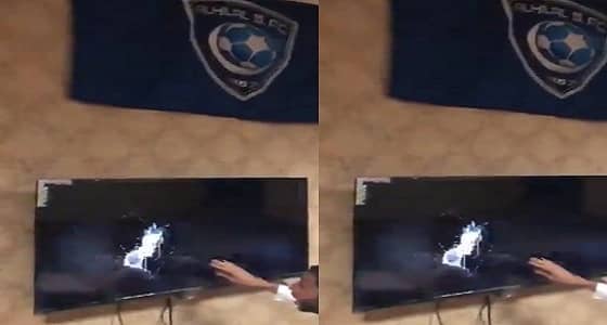 بالفيديو.. مشجع نصراوي يكسر شاشة التلفزيون بعد فوز الهلال على الدحيل