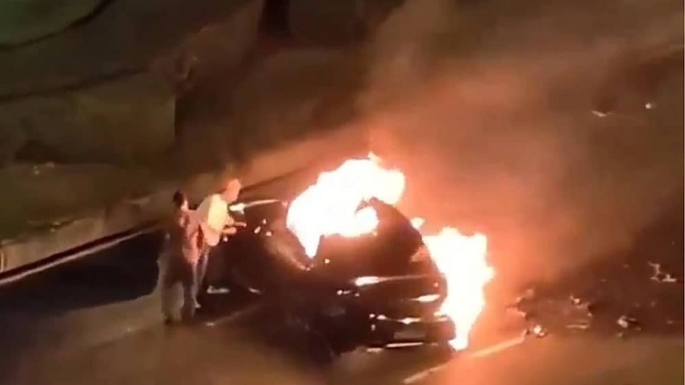 مصرع شاب احترق داخل سيارته الكهربائية.. فيديو