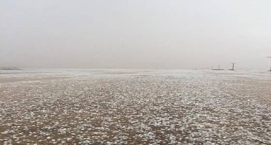 أمطار رعدية مصحوبة بزخات برد تحد من الرؤية بمنطقتين