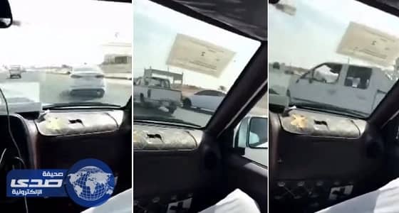 بالفيديو.. امرأة تدخل بسيارة في حاوية أثناء تعلمها القيادة