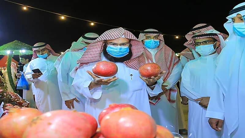 مشهد عفوي للسديس أثناء تناوله الرمان: "شجرة مباركة"