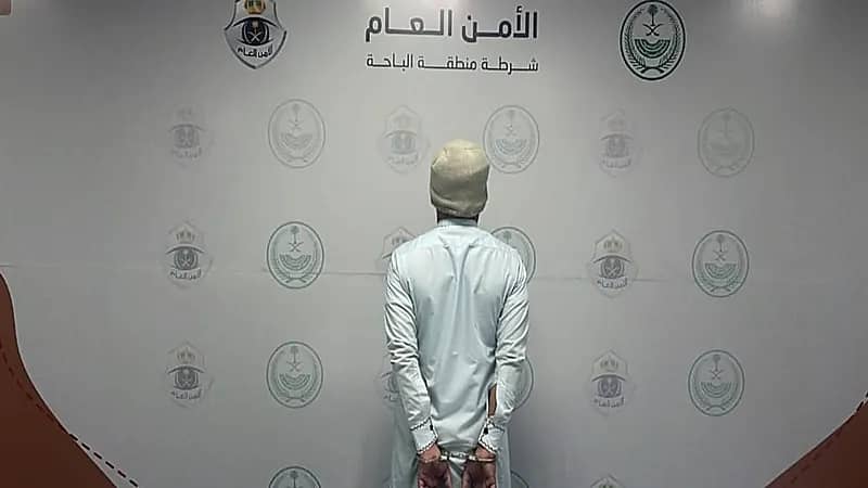 القبض على مواطن لتعمده صدم مركبات في طريق عام بالباحة