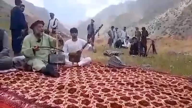 بالفيديو.. "طالبان" تقتل فنان شعبي شهير بتهمة الغناء والموسيقى
