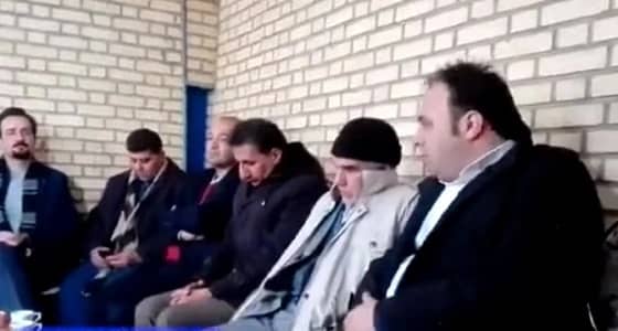 بالفيديو.. مسؤول إيراني يعتدي لفظيًا على صحفي أثناء التقاطه صورًا