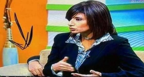 ظهور " يد رجل " غريب خلف مذيعة على الهواء تثير جدلًا