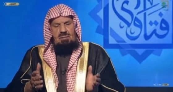 بالفيديو.. المنيع يوضح حكم ارتداء النساء للعدسات الملونة