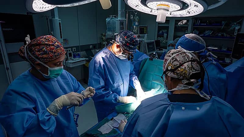 إنقاذ طفلة من حالة قلبية نادرة بمركز الأمير سلطان لمعالجة أمراض القلب.. صور