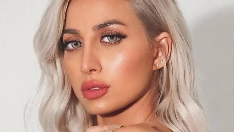 مودل روز تواجه فعل فاضل من شاب قاطعها أثناء البث