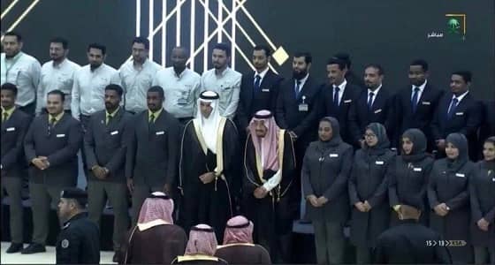 خادم الحرمين الشريفين يلتقط صورة مع منسوبي " قطار الحرمين "