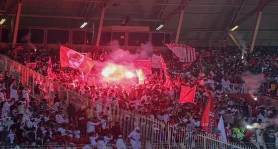 بالفيديو والصور.. جماهير الوحدة والرائد يحتفلون باليوم الوطني قبل انطلاق المباراة