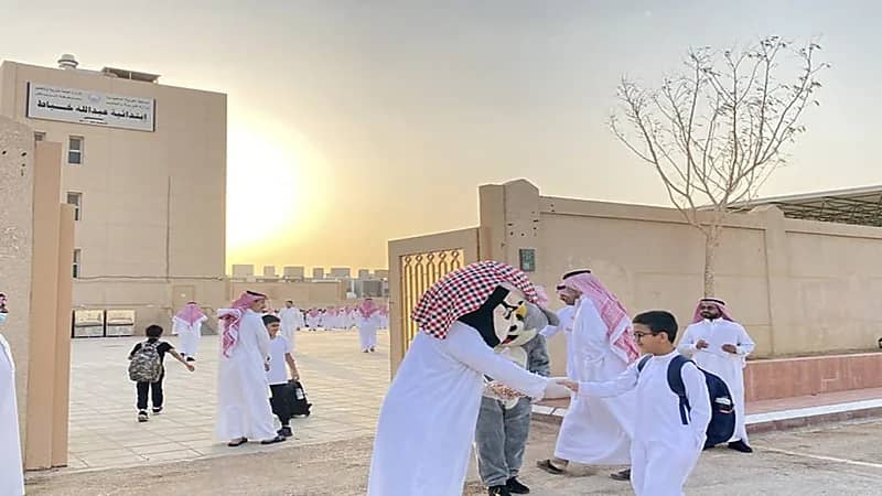 شاهد.. إدارات التعليم تستقبل الطلاب بالورود والهدايا