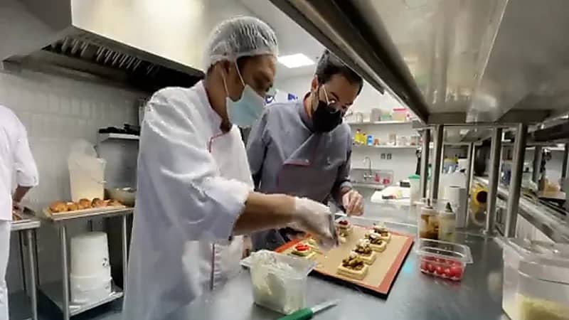 بالفيديو.. مواطن يترك الهندسة ويدخل عالم الطبخ