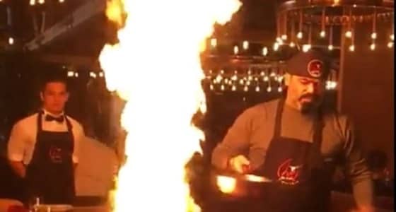 بالفيديو.. نهاية مروعة لطاهي حاول استعراض مهارته أمام الزبائن