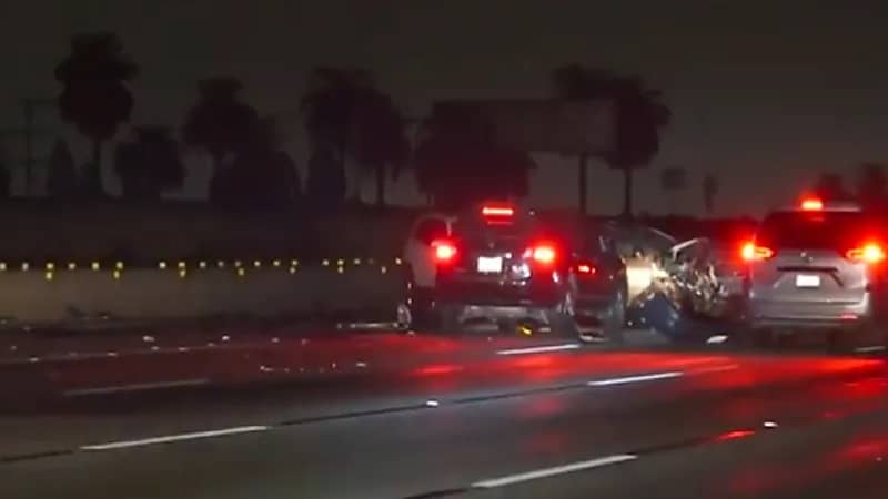 بالفيديو .. سيارة واحدة تتسبب في حوادث كارثية على طريق سريع