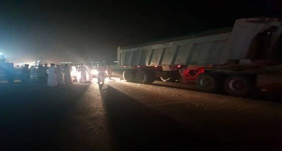 إصابة شاب في حادث اصطدام مركبته بقلاب متوقف على طريق الخليل