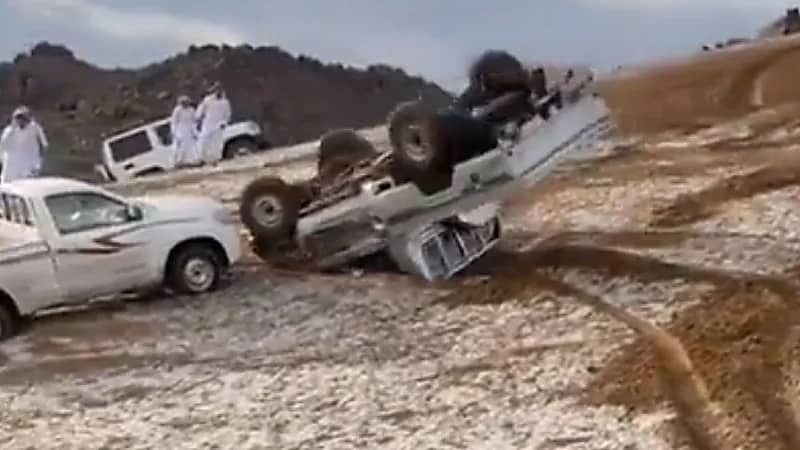 بالفيديو.. انقلاب مركبة وسط الأجواء الماطره في نجران‬⁩