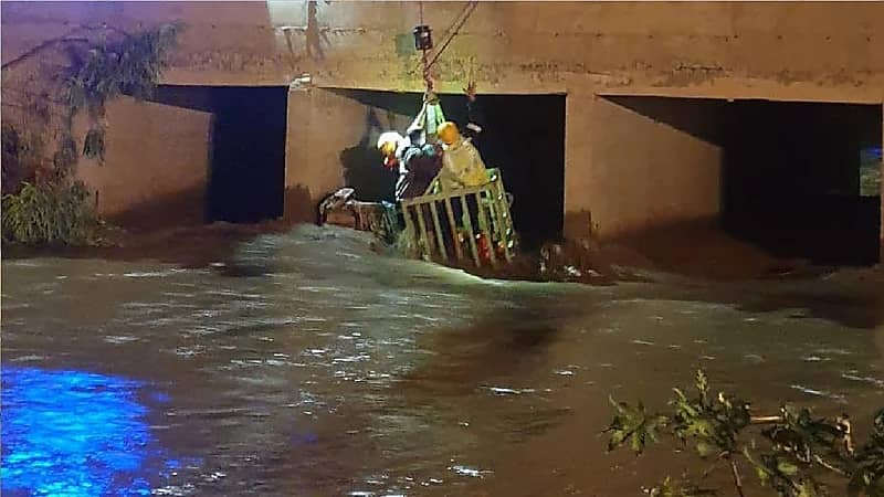 بالصور .. إنقاذ رجل انجرفت مركبته في مجرى السيل بوادي العقيق