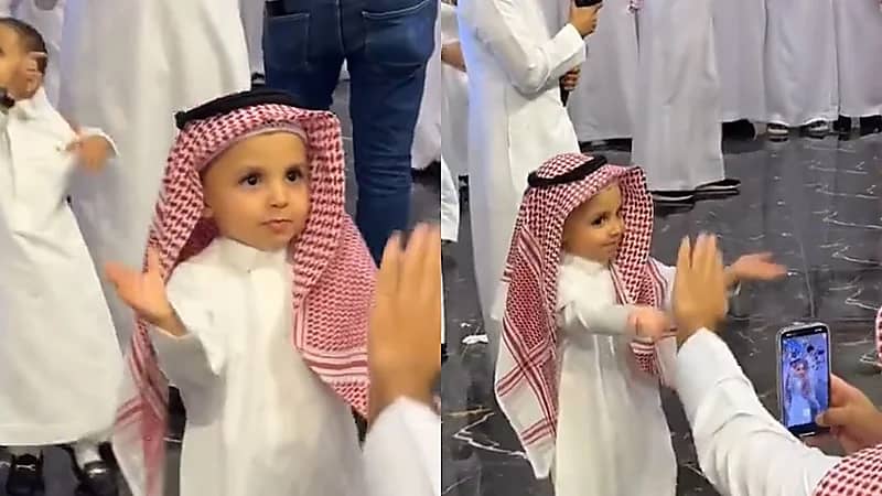 طفل صغير يرقص بطريقة عفوية بين الرجال ويثير الأنظار .. فيديو