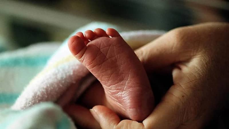 لحظة القبض على أب حاول بيع طفله مقابل آيفون ودولارات..فيديو