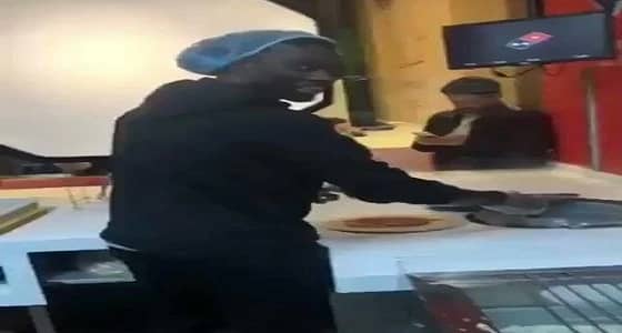 بالفيديو.. 3 محترفين بالهلال يجهزون " بيتزا " داخل مطعم شهير بالمملكة