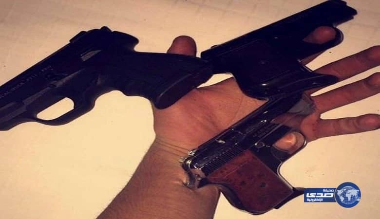 بالصور.. أسلحة وذخائر وممنوعات برفقة مروجين في "السناب" بعد القبض عليهم