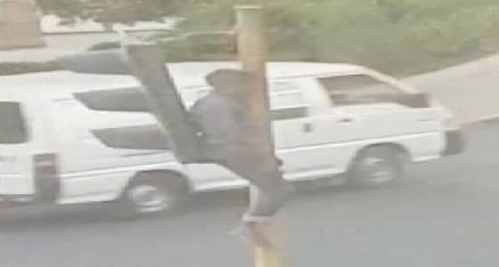 الخمر يدفع شابا لتسلق إشارة المرور