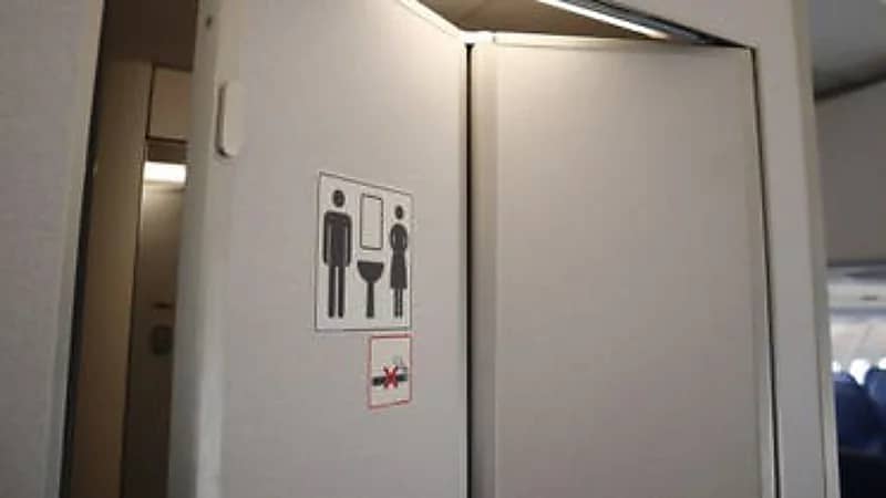 شاهد.. طيار يكشف أين تذهب مخلفات مراحيض الطائرات