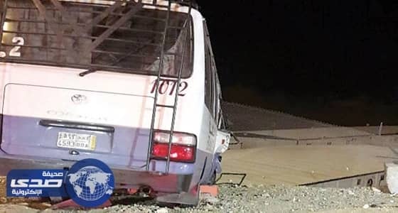 اصطدام حافلة معتمرين في حاجز خرساني بالمدينة