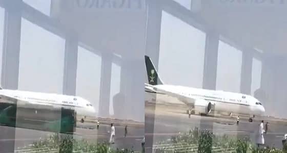 بالفيديو.. لحظة وصول طائرة ولي العهد إلى جازان