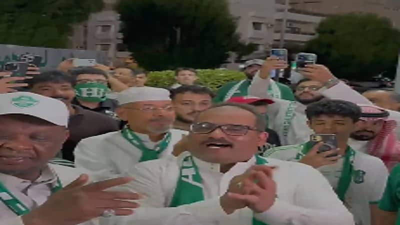 جماهير الأهلي تدعم اللاعبين قبل مواجهة بيراميدز .. فيديو