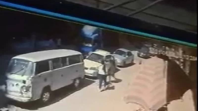 بالفيديو.. شاب يعتدي على فتاة رفضت تحرشه بها