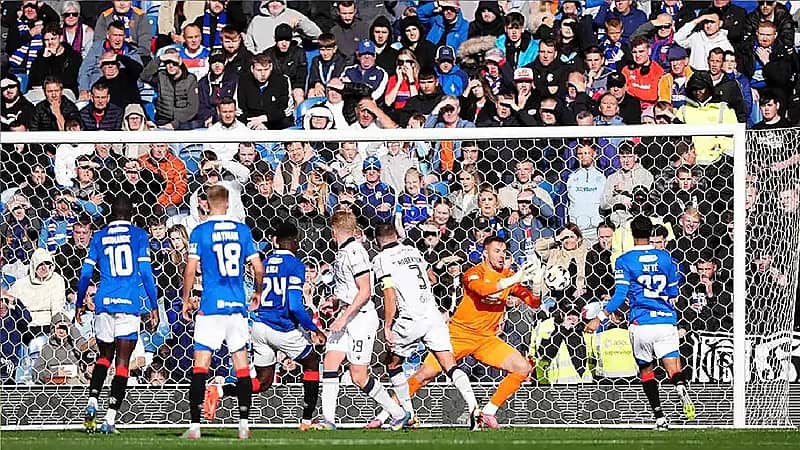 مشجع يفقد حياته خلال مباراة بالدوري الإسكتلندي